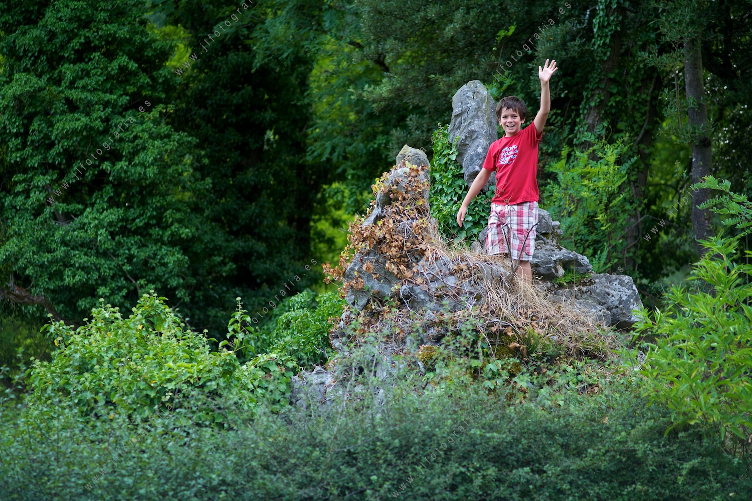 Niño sobre las rocas