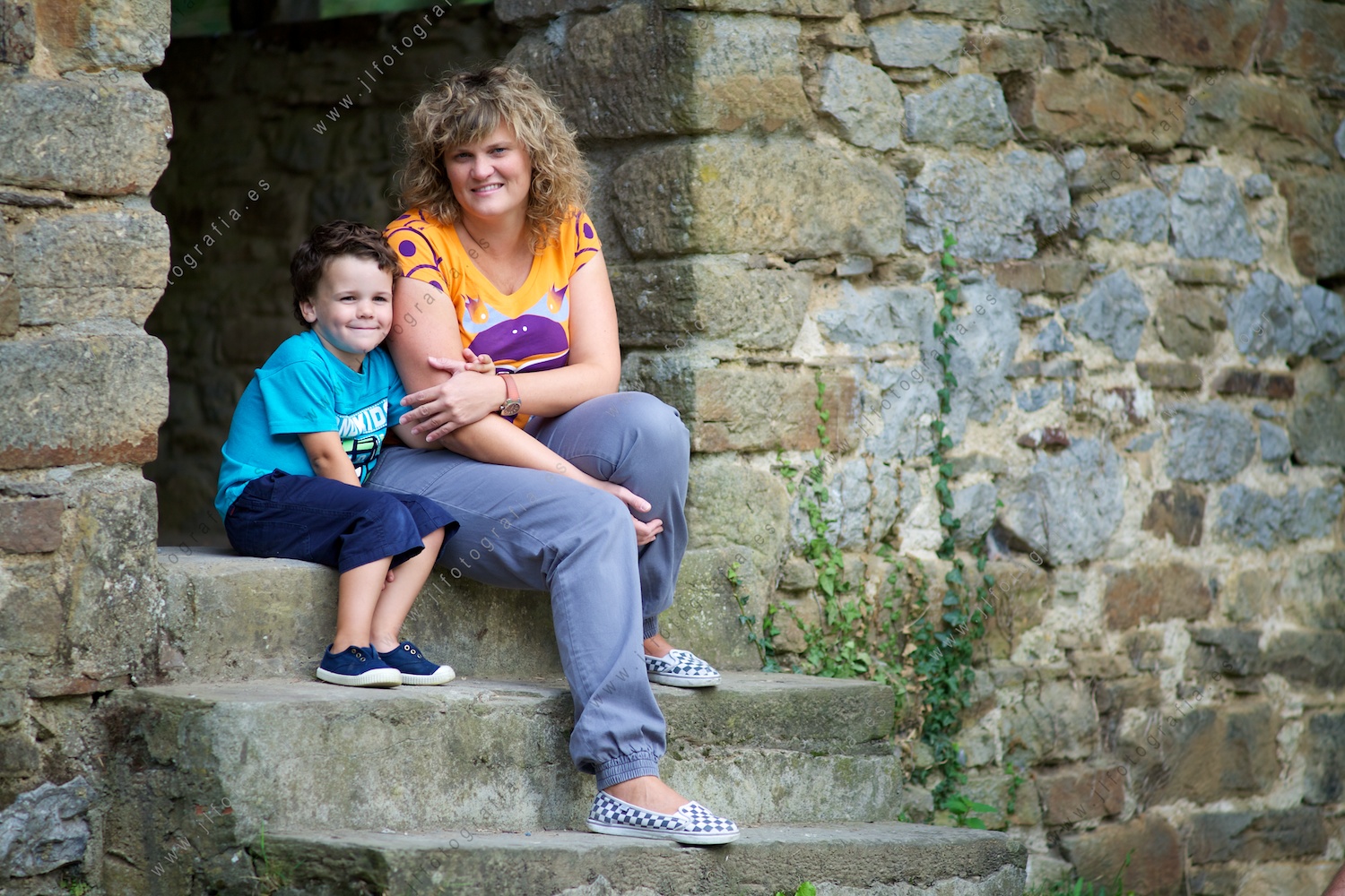Madre e hijo en las escaleras de la ermita.