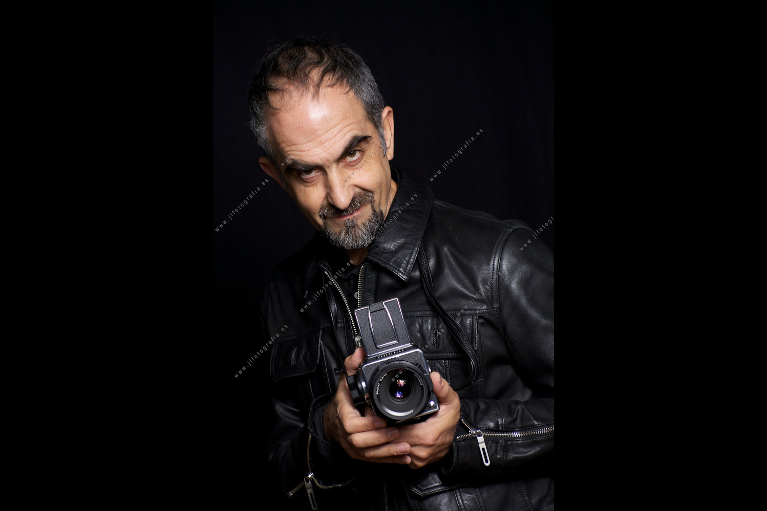 Agustín Albizu, fotógrafo de Barakaldo posando con la Hasselblad
