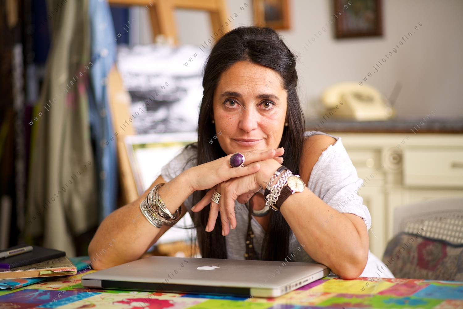 Nerea Gamarra en retrato intimista en su estudio de pintura