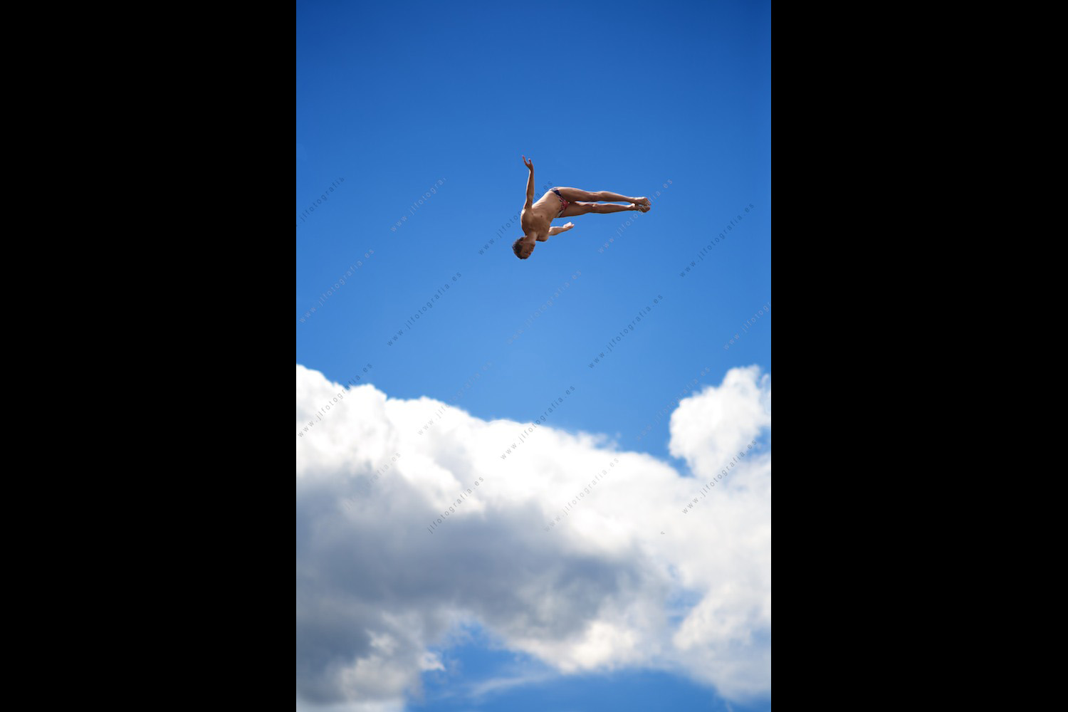 retrato de saltador clavadista de Red Bull surcando el cielo en su caída