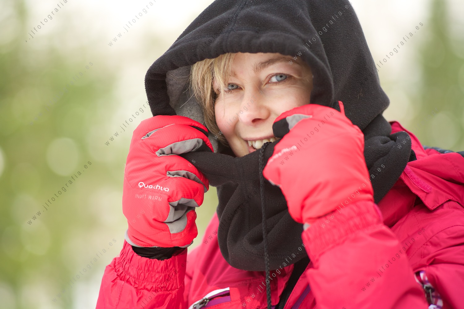 Retrato de primer plano de una mujer vestida con ropa invernal de nieve