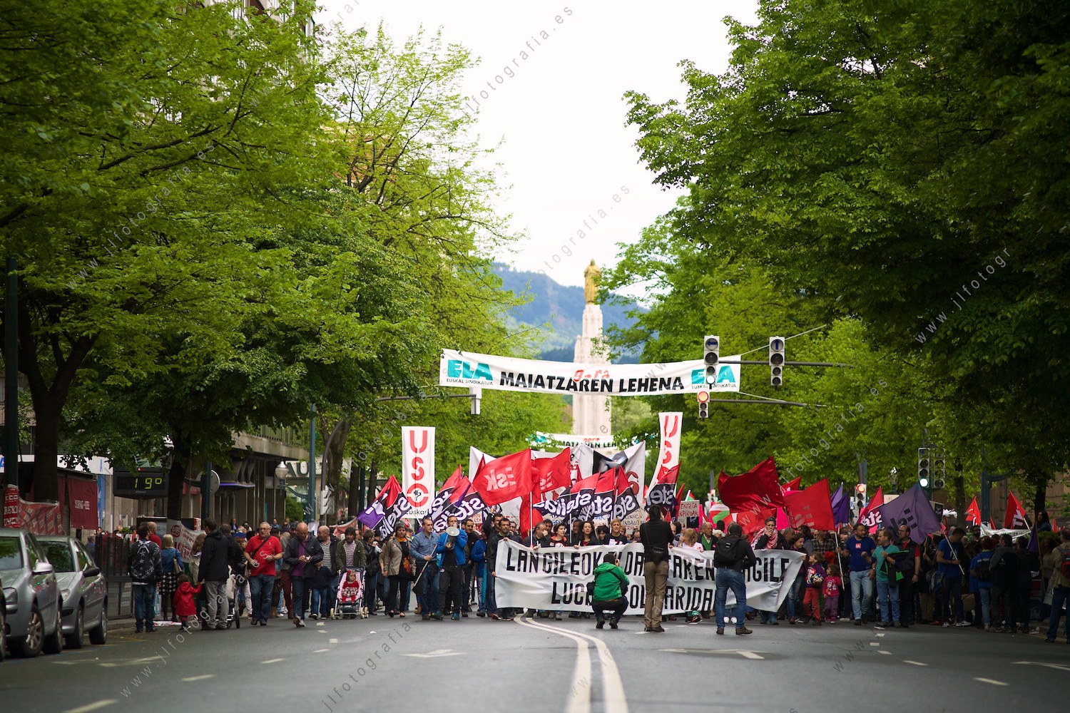 Concentración con pancarta en la Gran Vía de Bilbao por el 1 de mayo, día del trabajador