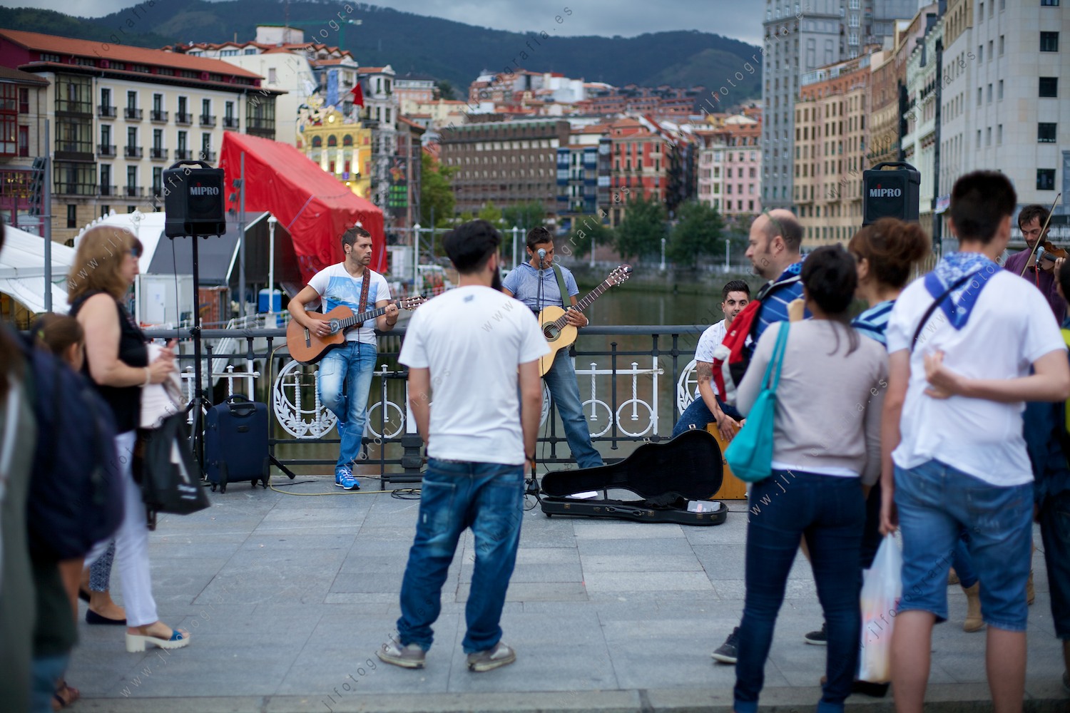Grupo de rock toca en el puente del Arenal para el público de las fiestas de Bilbao
