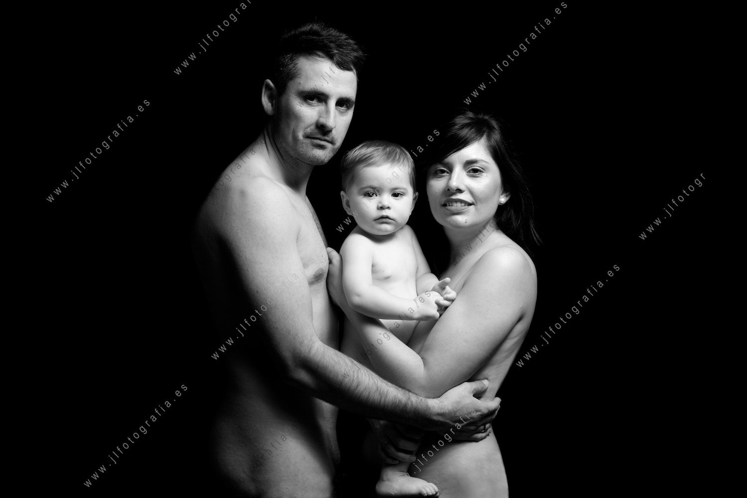 Retrato de estudio de una familia en blanco y negro