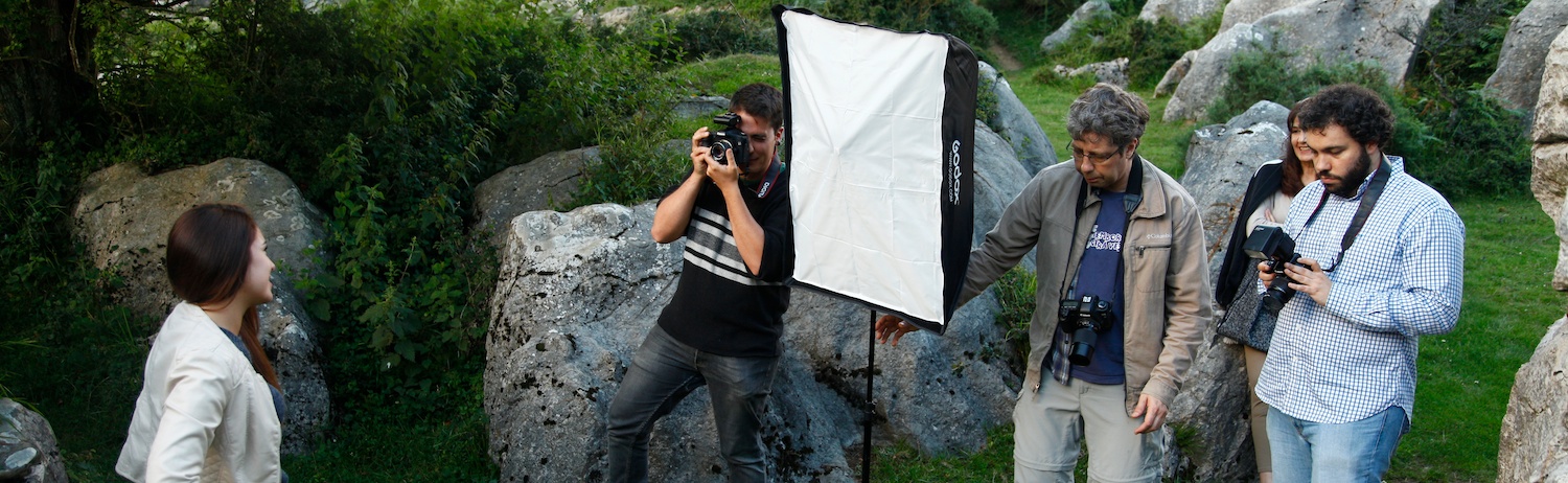 Javier López Fabián impartiendo clases prácticas de fotografía en el curso de iniciación