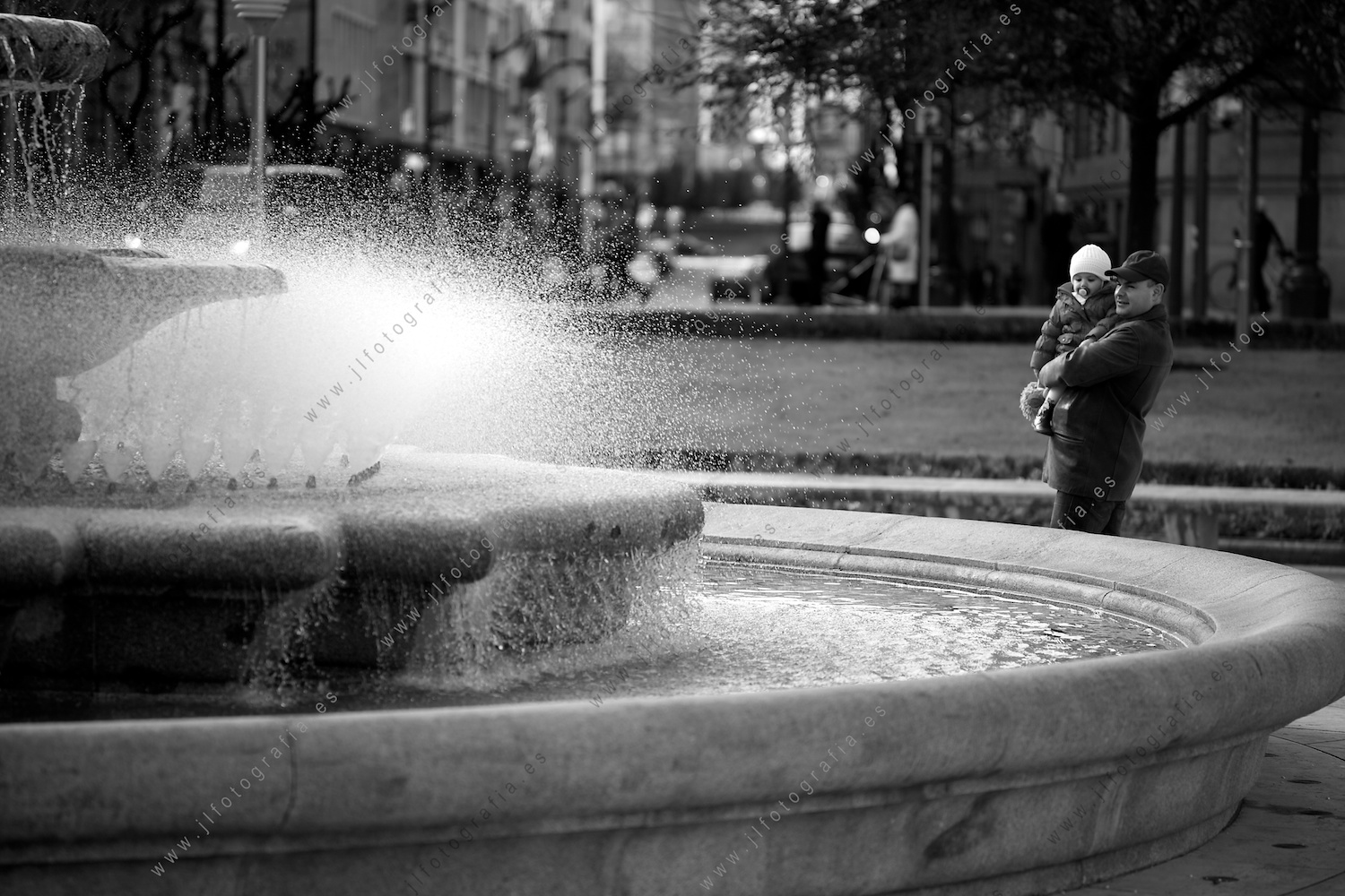 Fuente de Moyua con turistas.