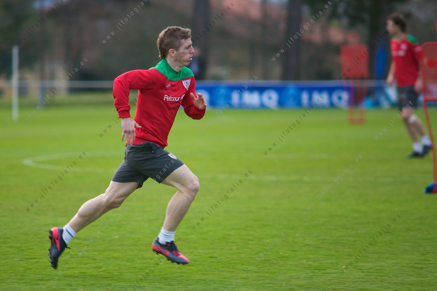 Iker Muniain corriendo.