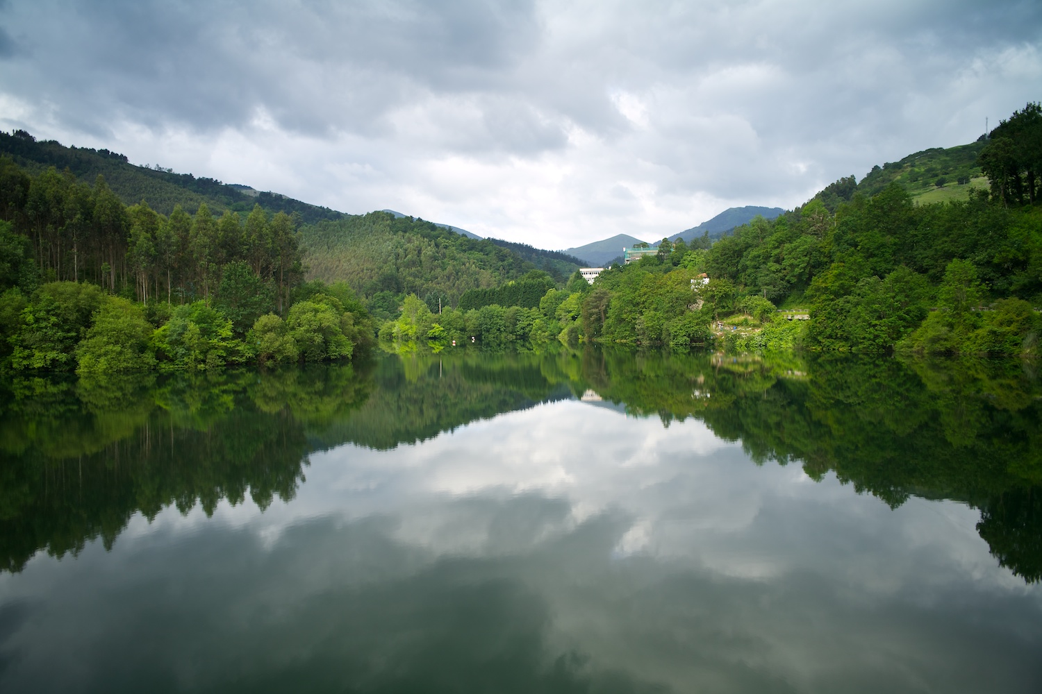 Postal del embalse del río Castaños en su paso por el Regato