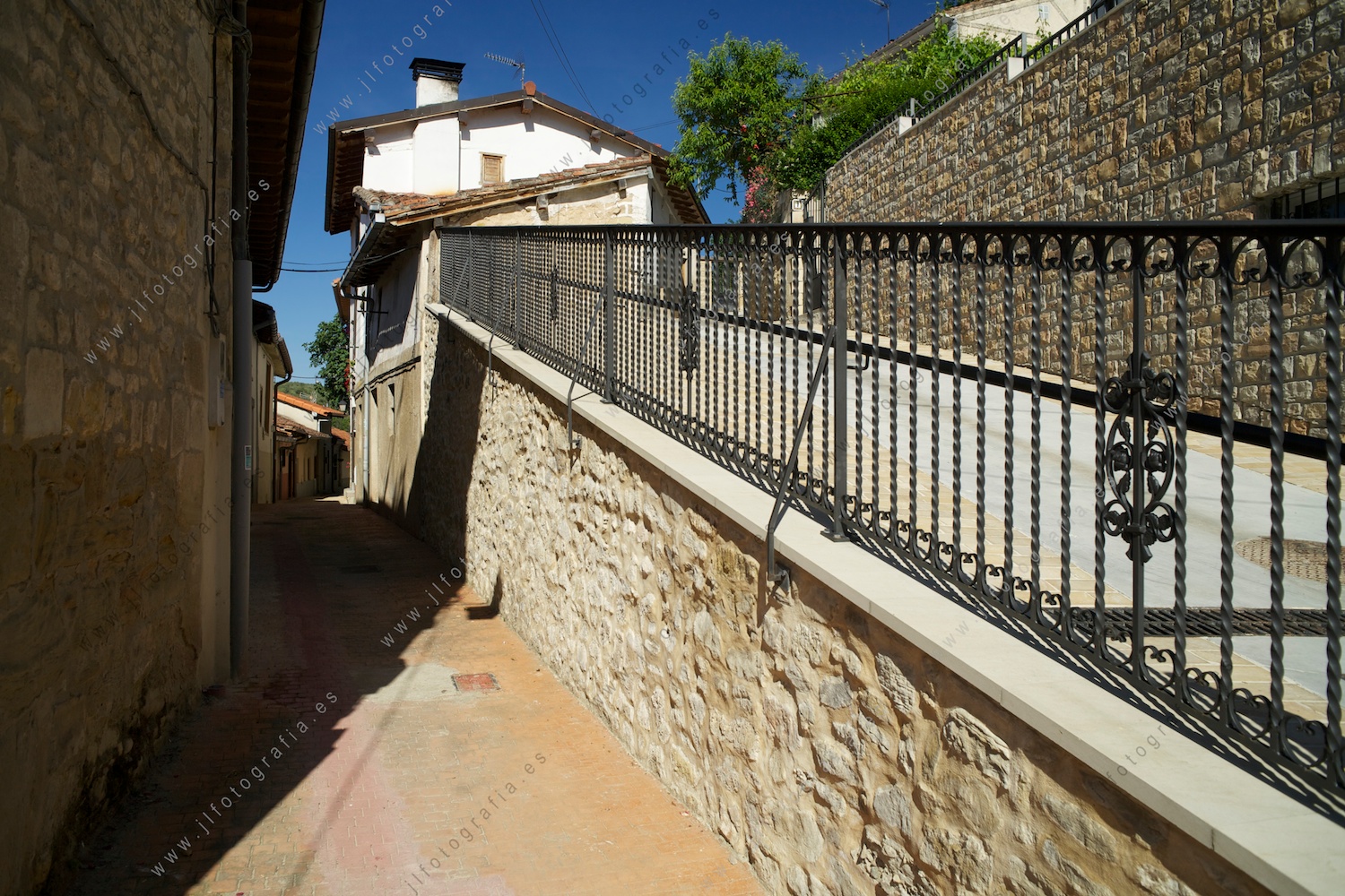 Vista general de una calle Salinas de Añana