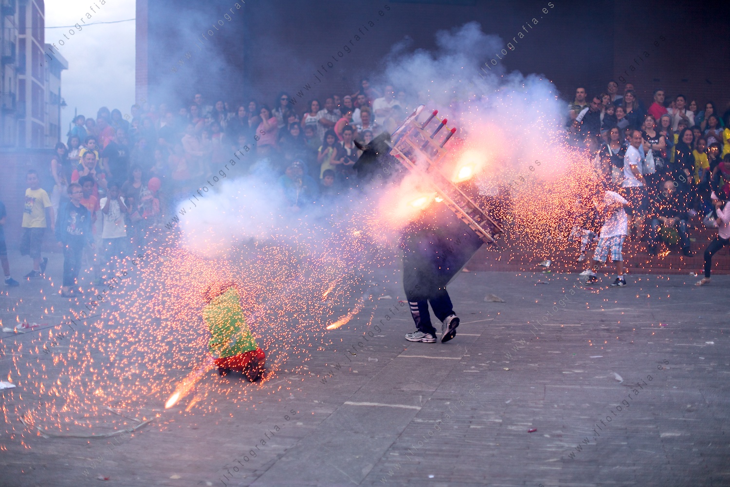 Toro de fuego explosión de un cartucho