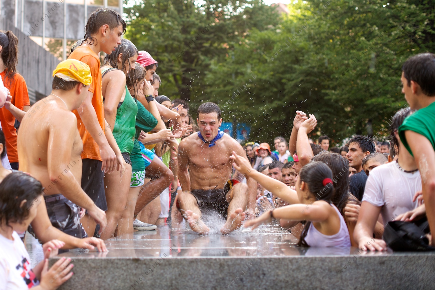 Diversión a tope en la fuente del BBVA
