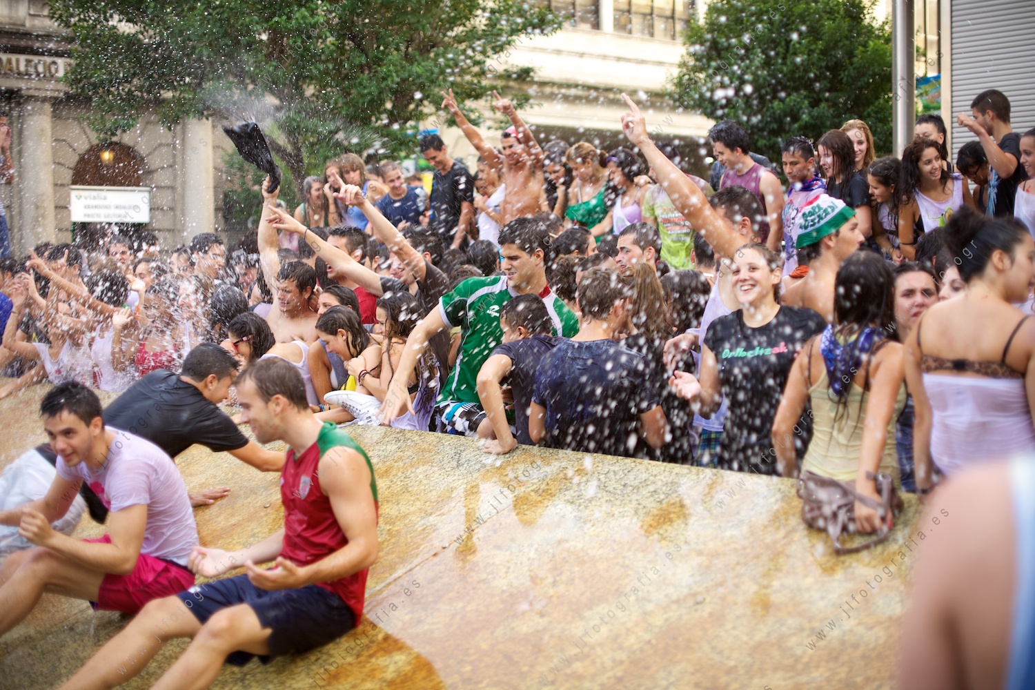Fiesta total en la fuente del BBVA