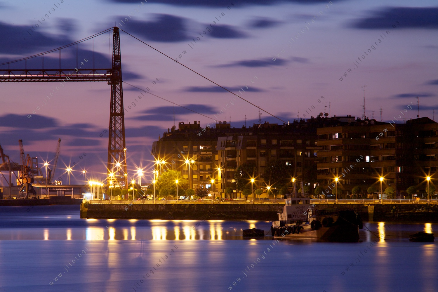 Margen derecha con el puente colgante.