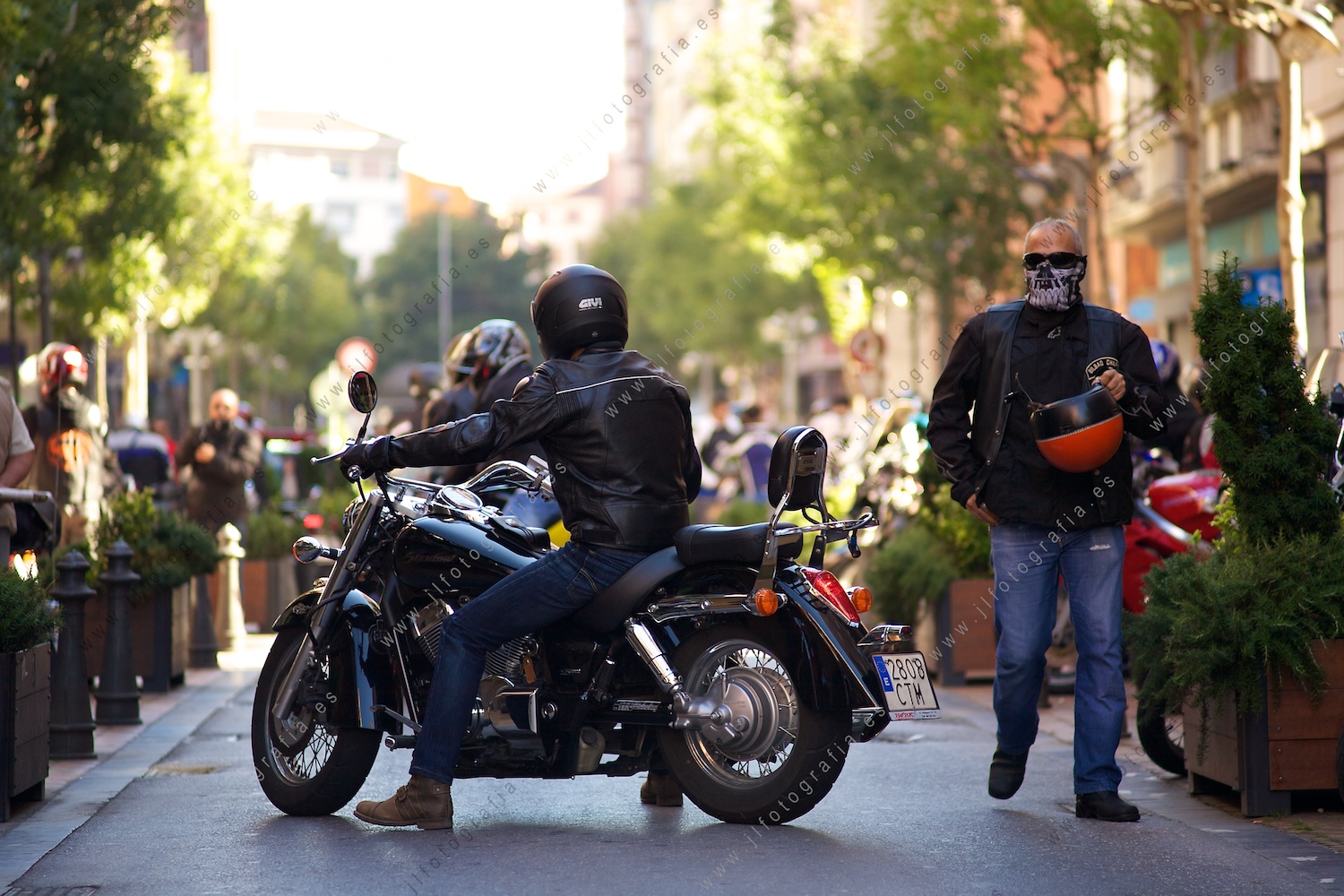 Los bikers van saliendo