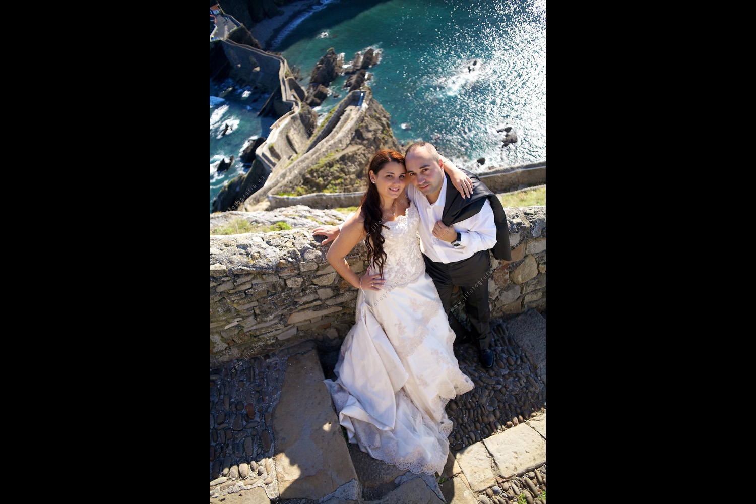 novia y novio en un plano picado con la preciosa subida