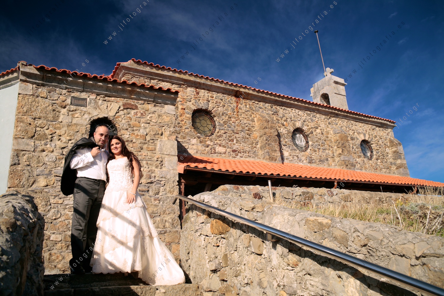 pareja de novios en la ermita de San Juan de Gaztelugatxe
