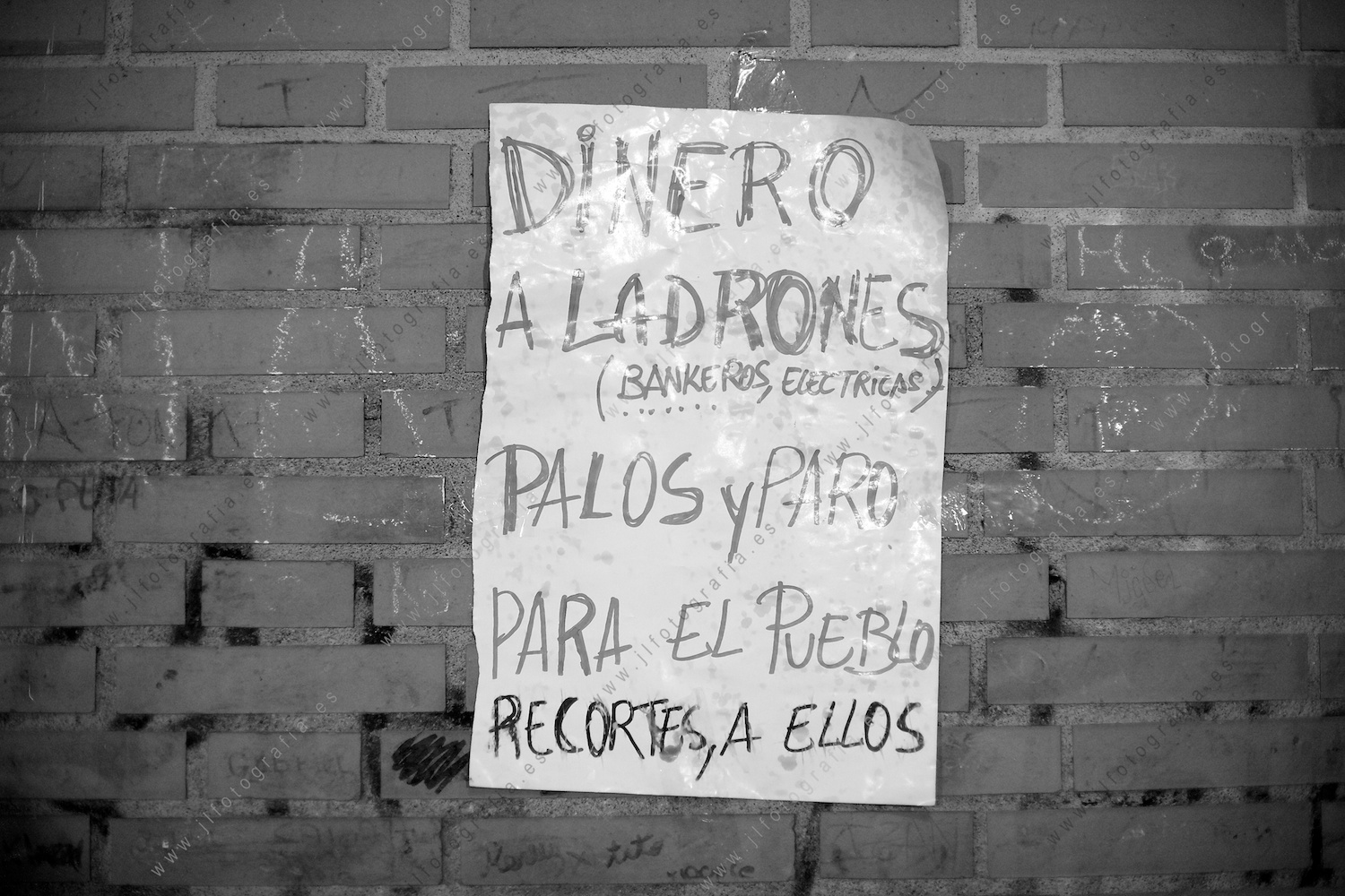 Dinero a ladrones, palos y paro para el pueblo.