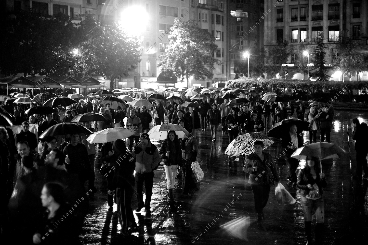 los ciudadanos se manifiestan de forma pacífica