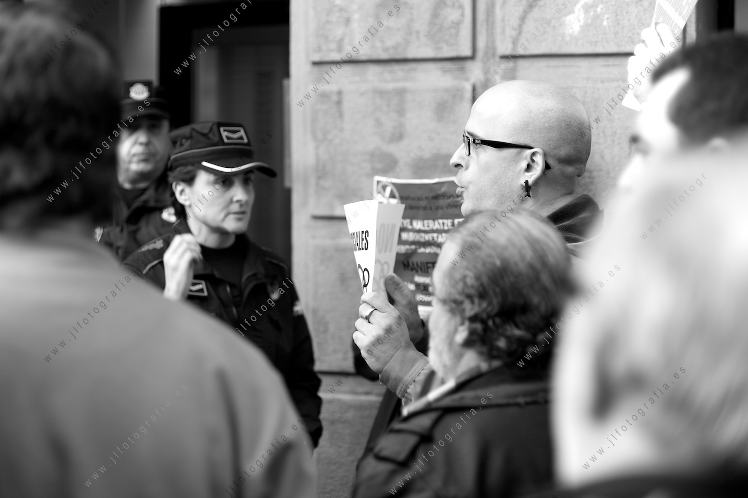 Protestando frente a las fuerzas del orden