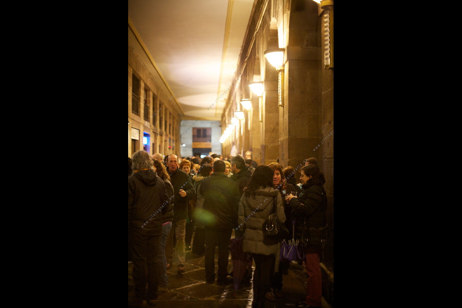 Los soportales de la Plaza Nueva llenas de gente