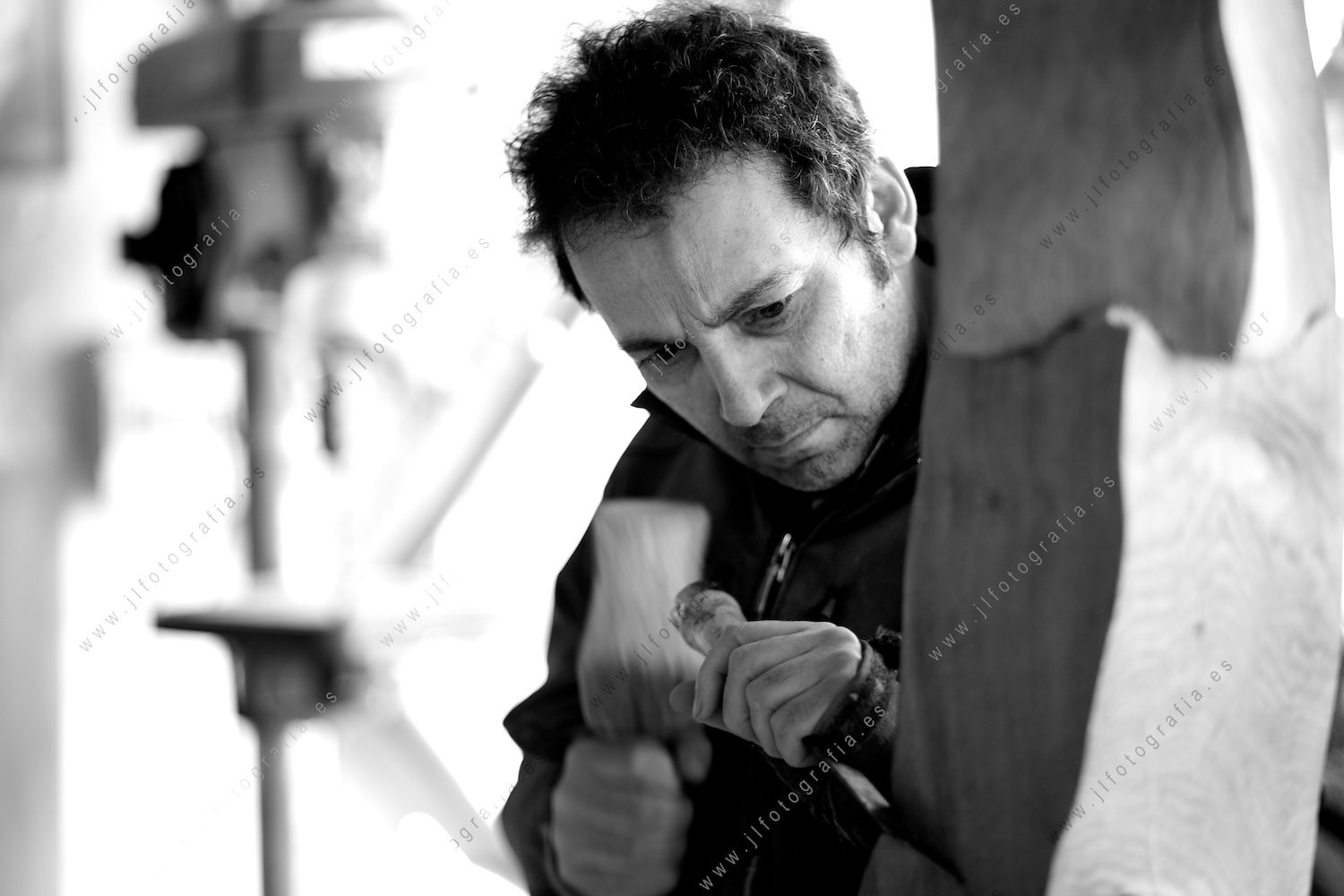 Jesus Lizaso tallando la madera