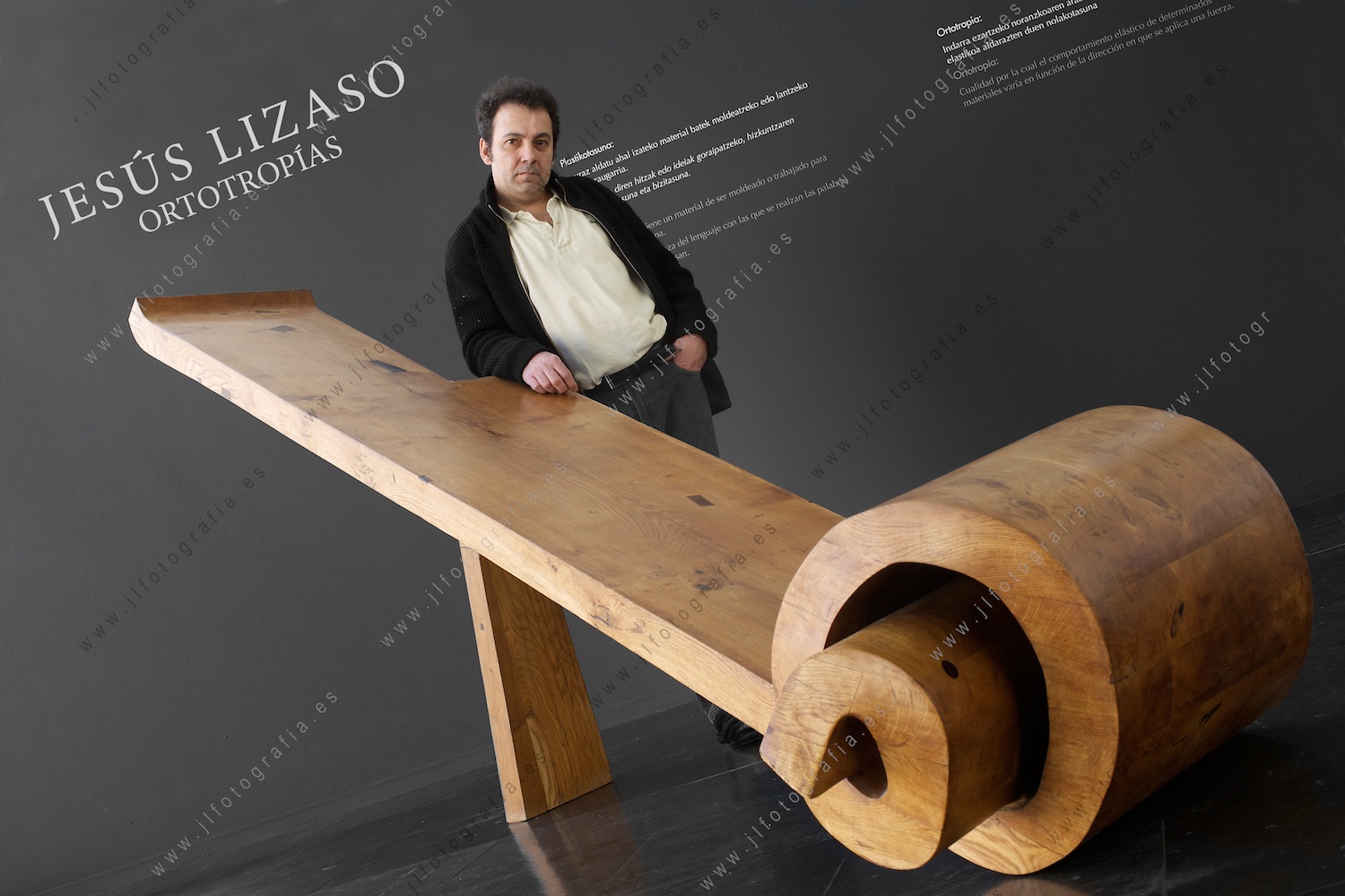 Jesus Lizaso junto a una de sus esculturas