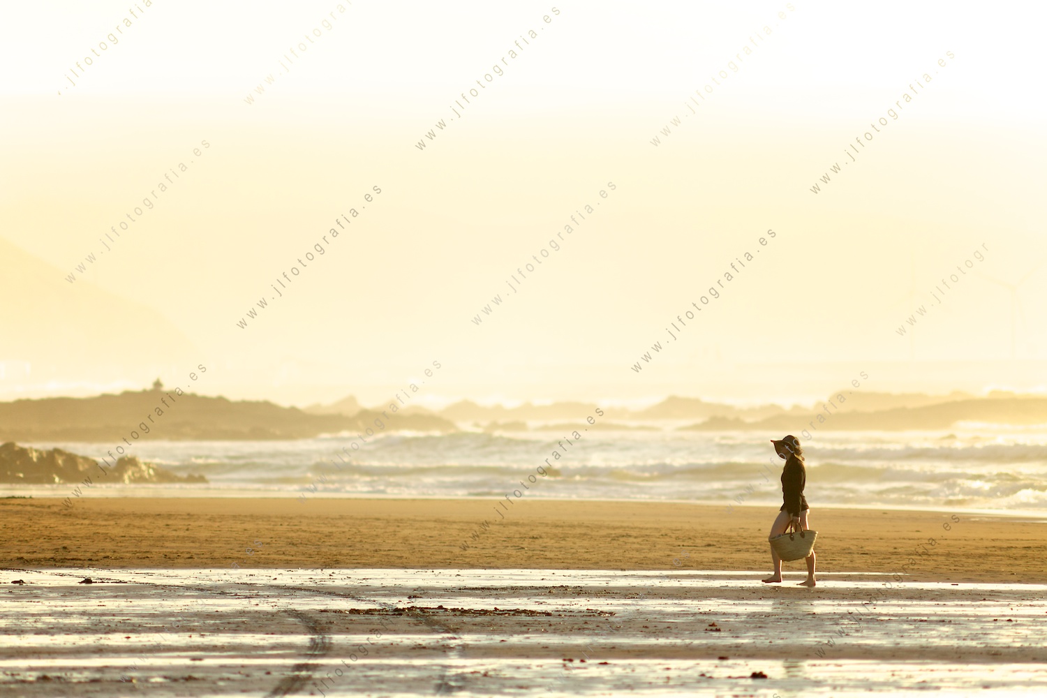 paseando por la playa al ponerse el sol
