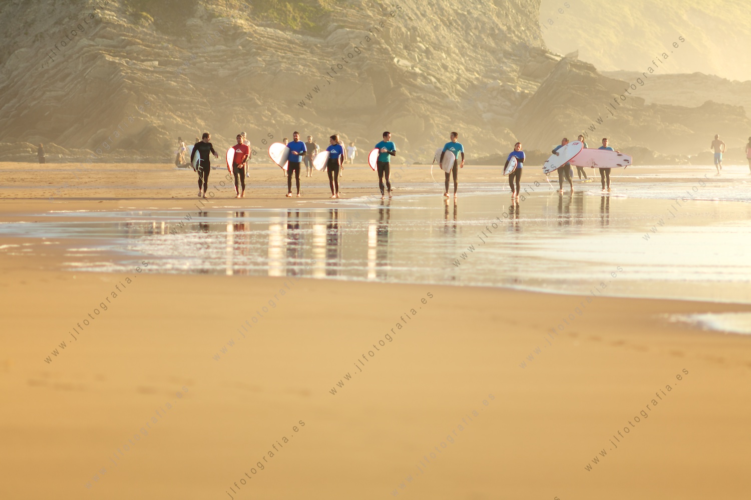 Escuela de surf en acción