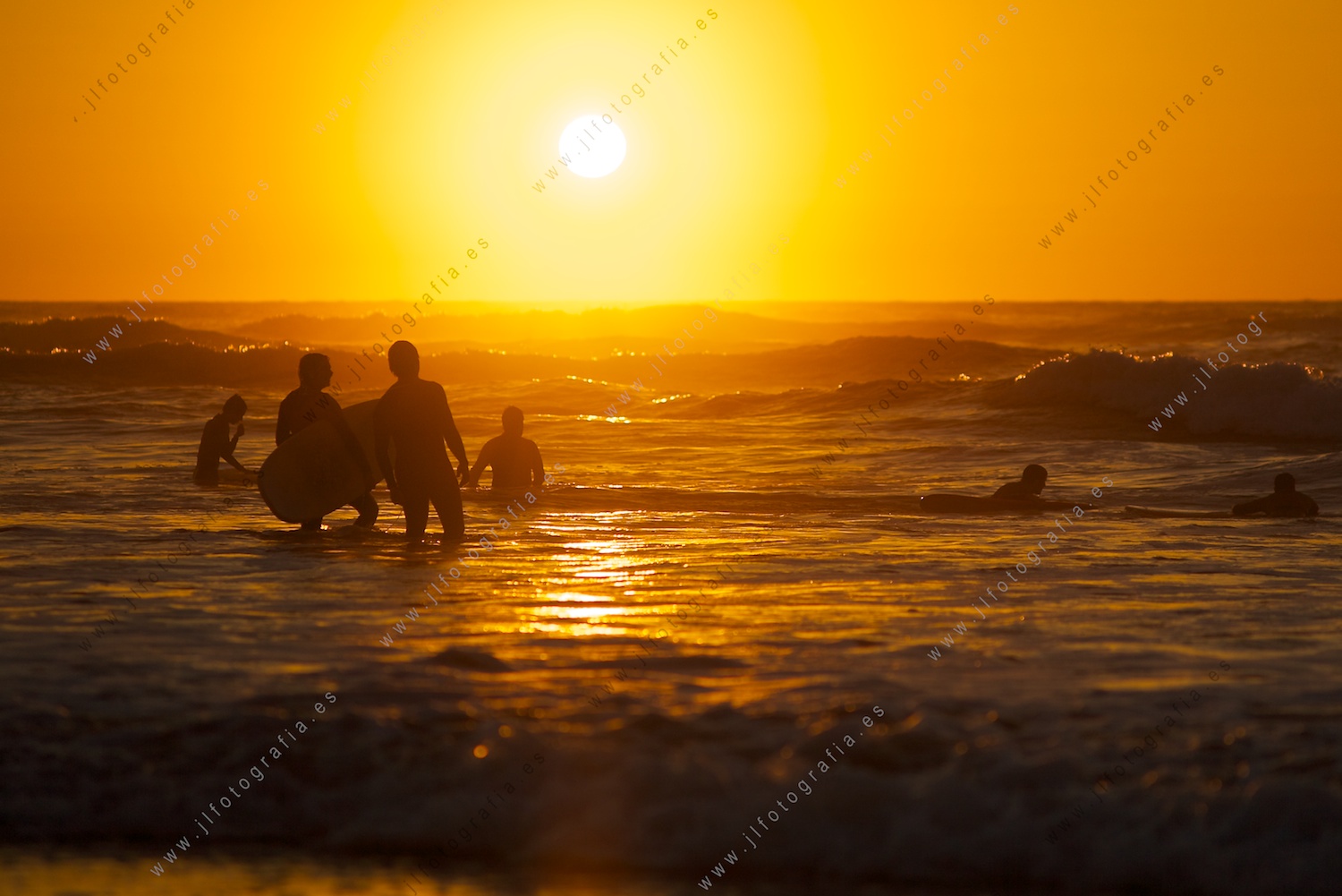 Disfrutando del surf hasta el ocaso