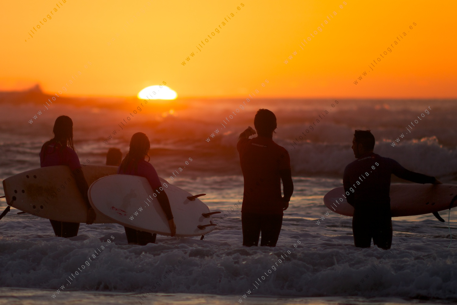 Disfrutando del ocaso en el agua