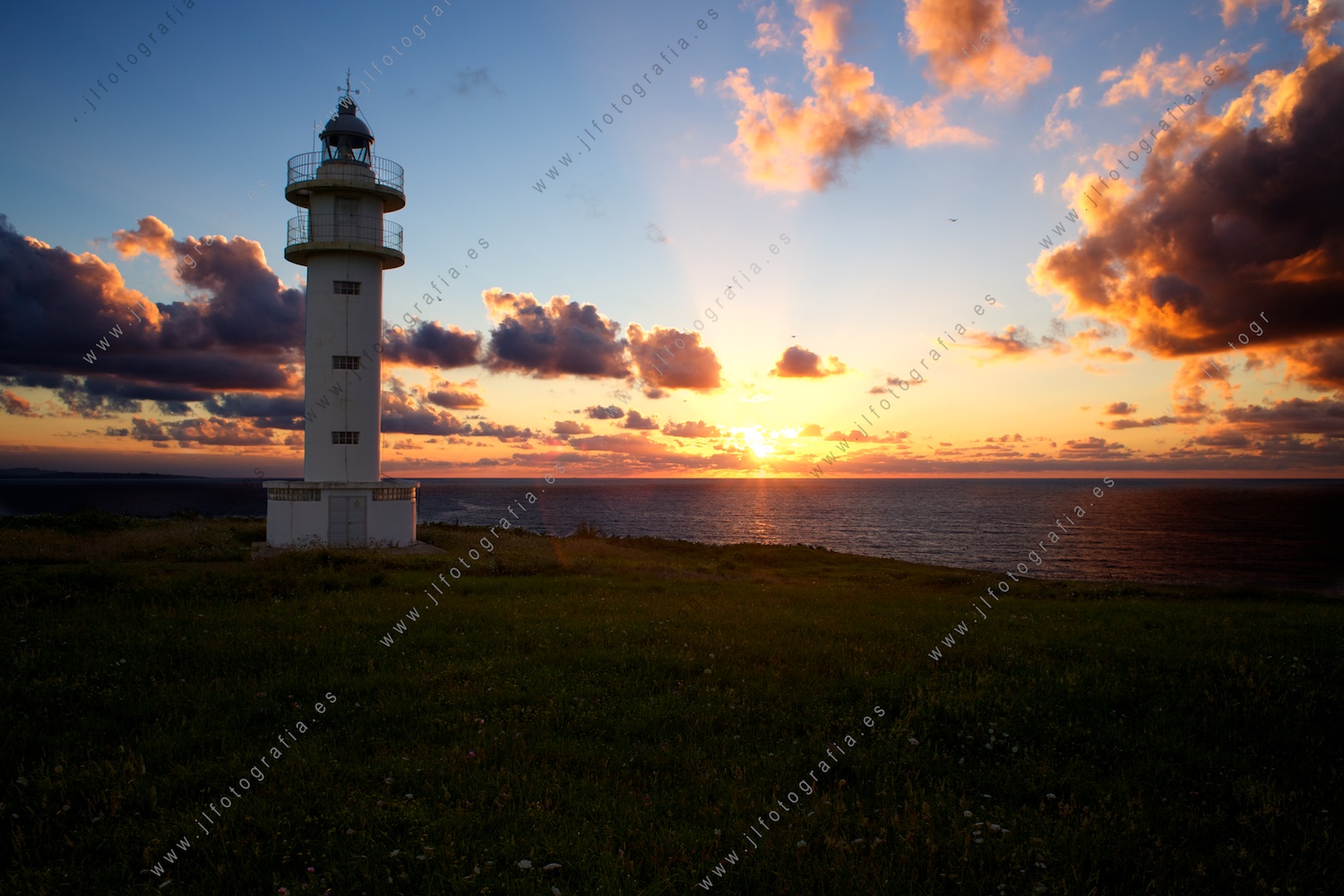 El faro de Ajo en el ocaso