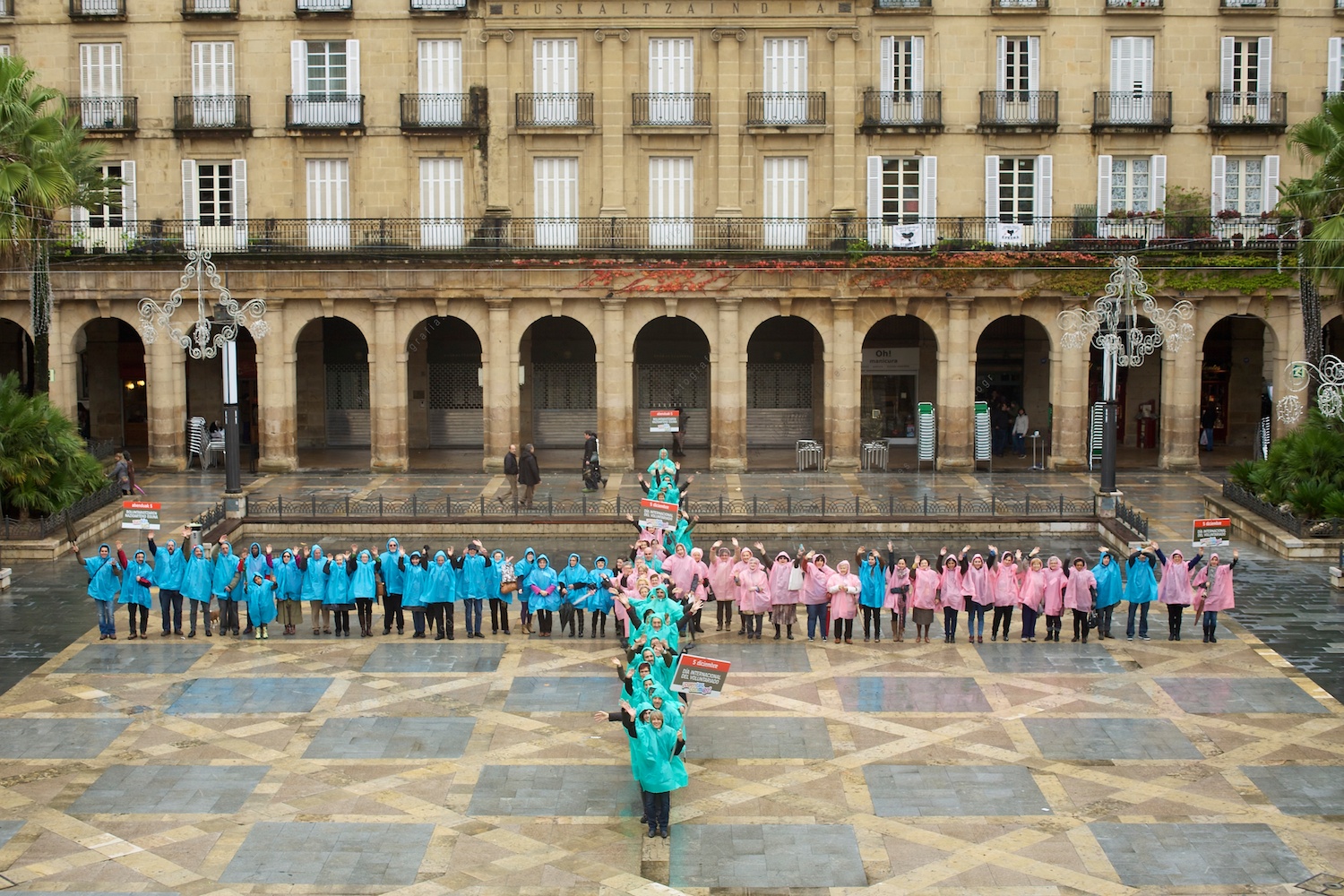 Posado de protesta y celebración de la jornada