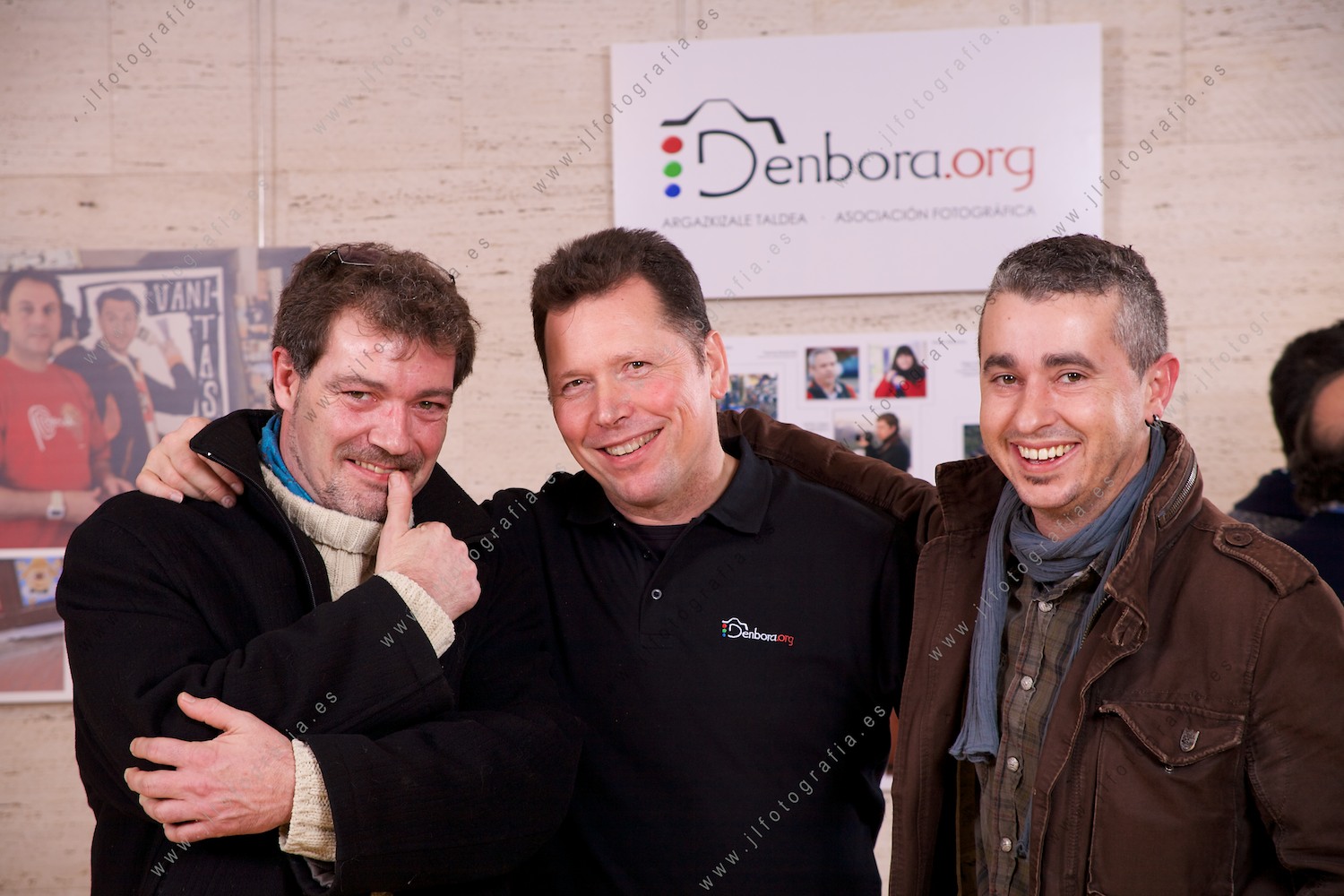 El socio Luis Javier González con dos invitados