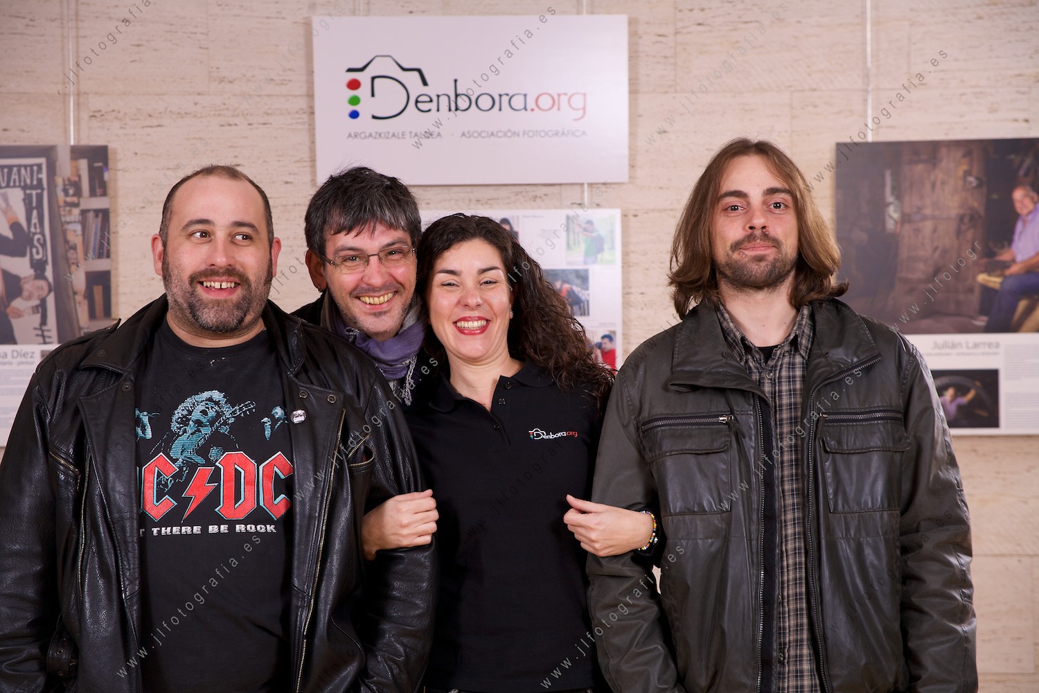 Esther con miembros del grupo de rock Porco Bravo