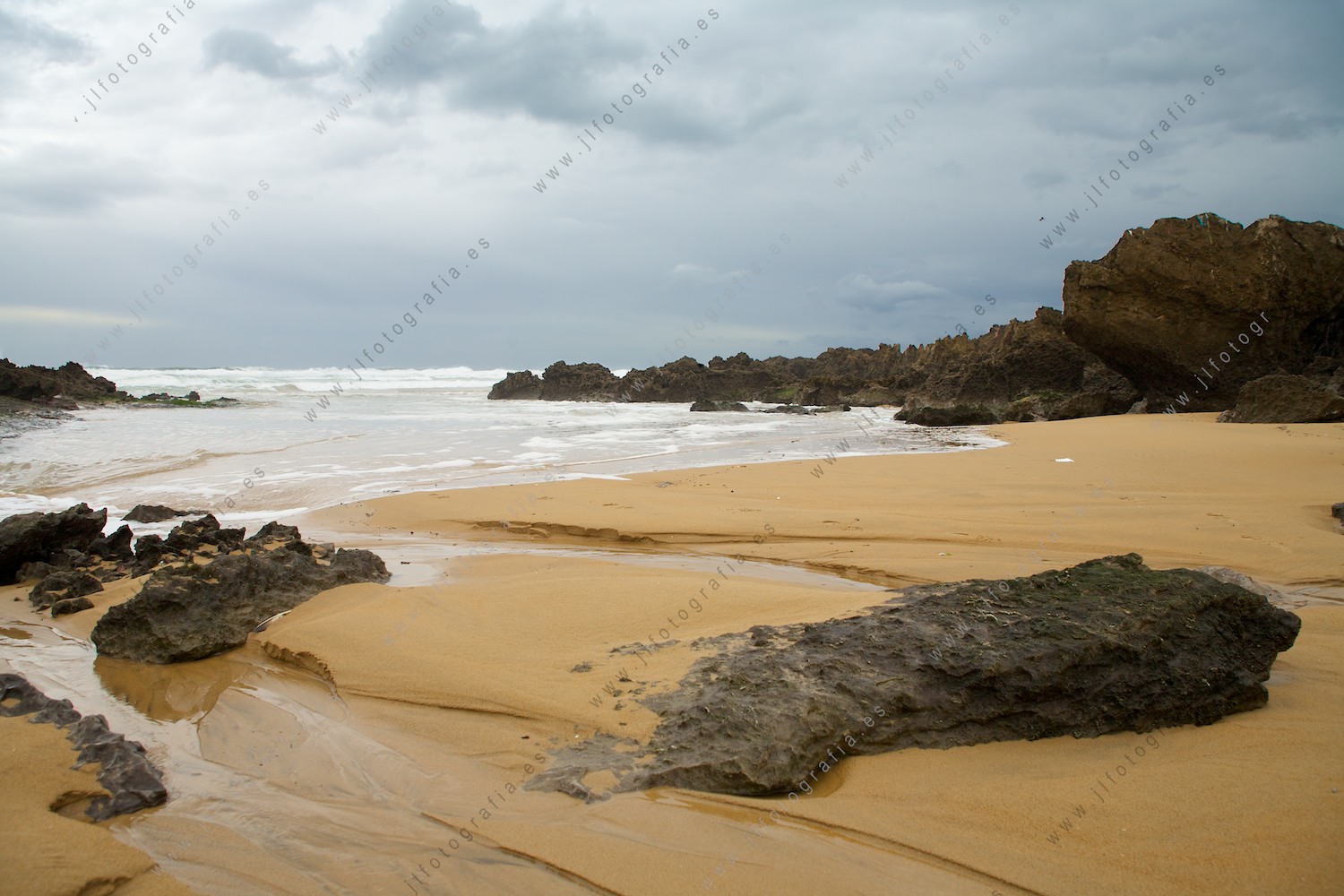 Paisaje playero de Liencres, cantabria, es su costa quebrada de acantilados y rocas