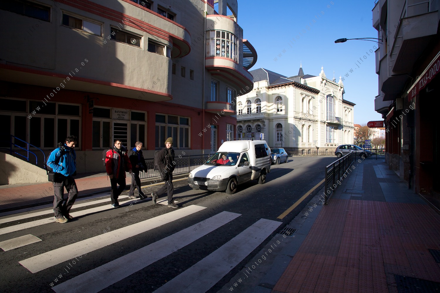 Compañeros fotógrafos de Denbora, cruzando una calle de Bermeo junto al casino.