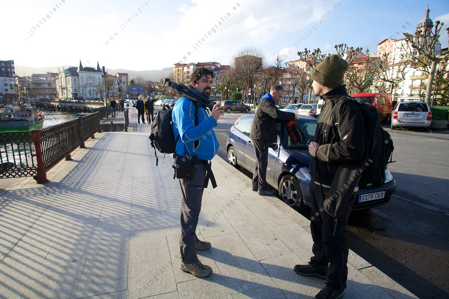 Iñigo Escalante hjunto a otros socios de Denbora, en Bermeo, con el equipo fotográfico listo