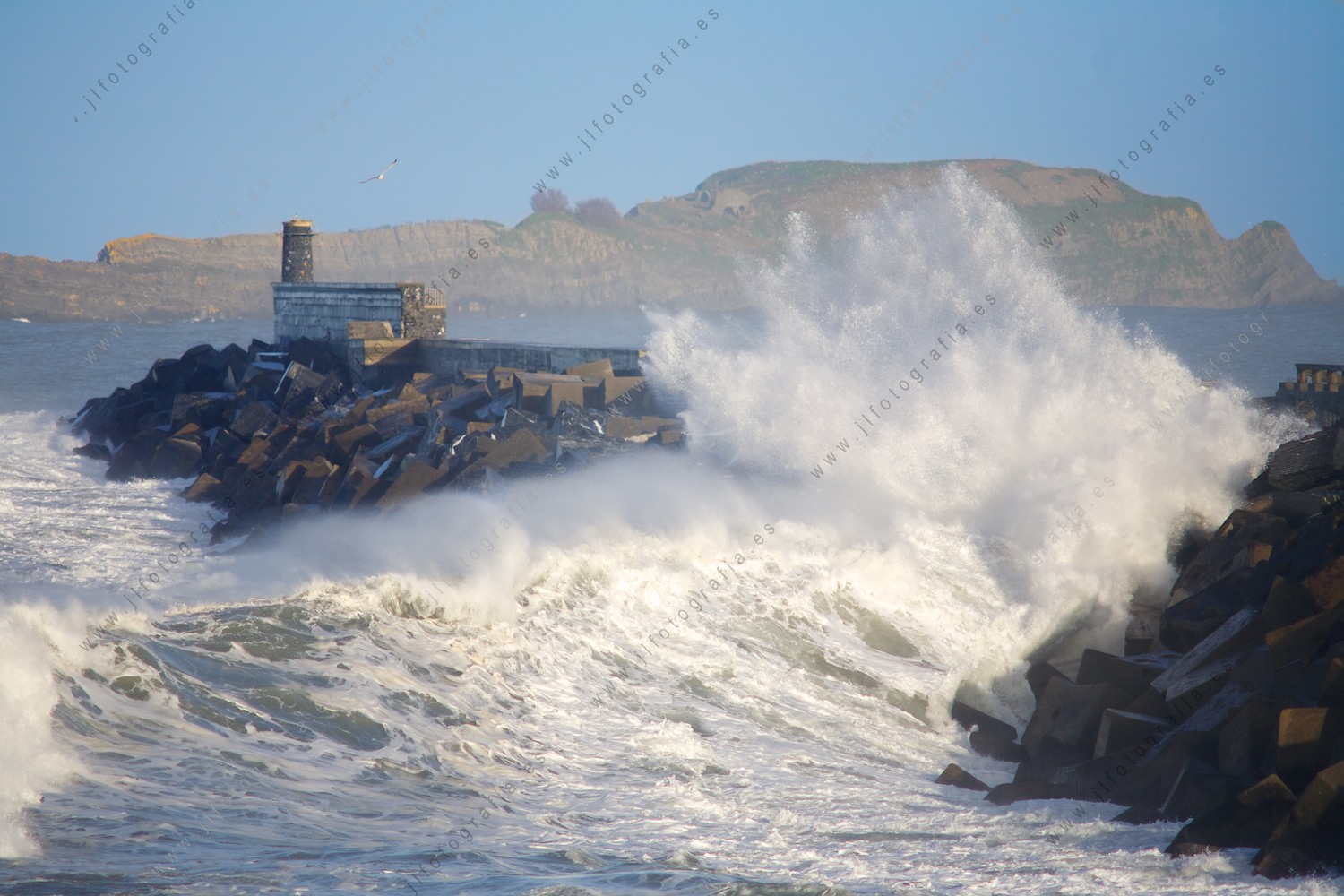 Hola gigante golpeando el dique del puerto de Bermeo con un resultado espectacular y devastador