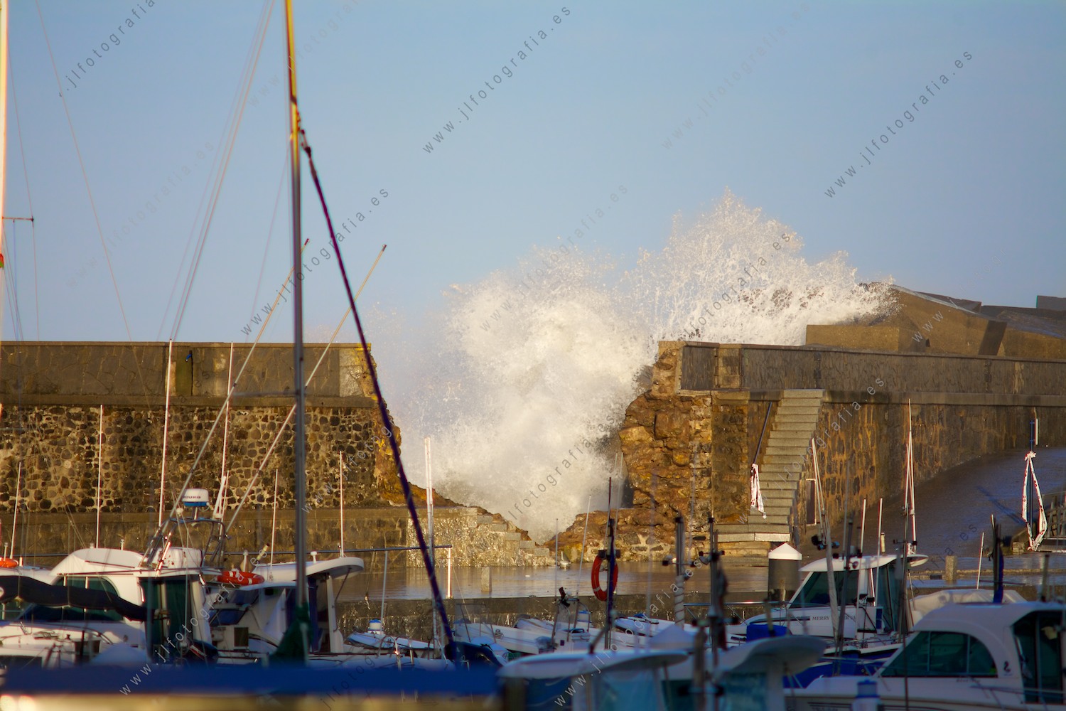 Parte del dique de contención del puerto de Bermeo, reventado por el oleaje brutal de los temporales.