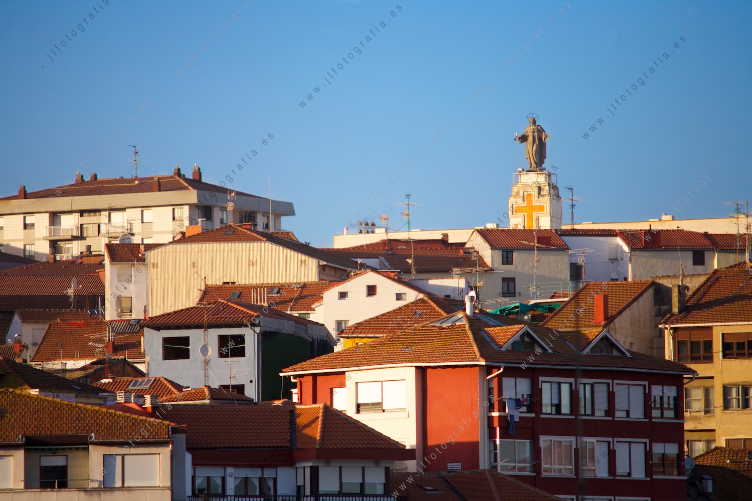 foto panorámica del skyline de Bermeo, con la imagen de un santo en la torre de la iglesia