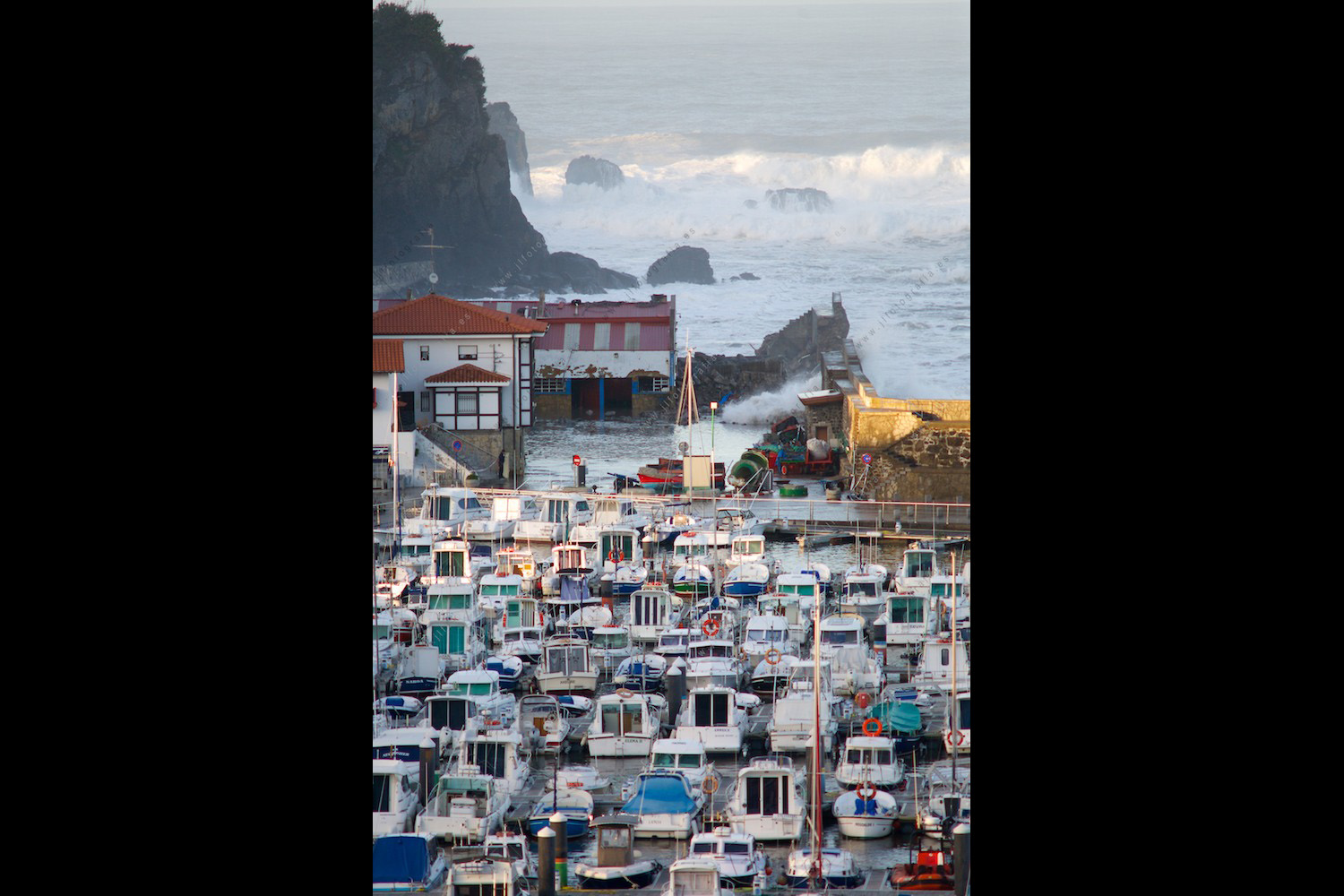 Puerto de Bermeo con parte de sus diques reventados por la fuerza de las olas gigantes
