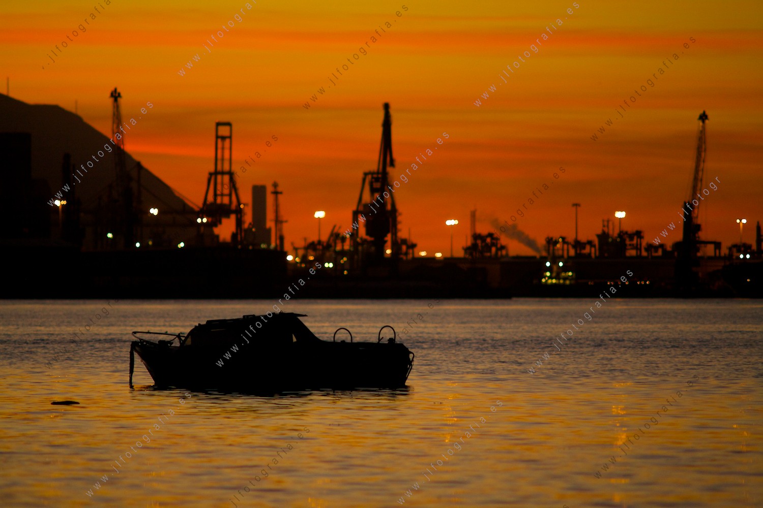 fotografía del superpuerto de Bilbao con un barco en primer plano durante el ocaso
