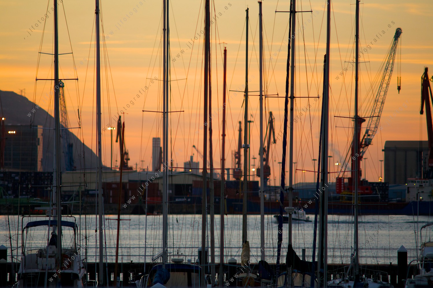 Bosque de mástiles en el puerto deportivo de Getxo, con el cielo teñido de ocres del ocaso