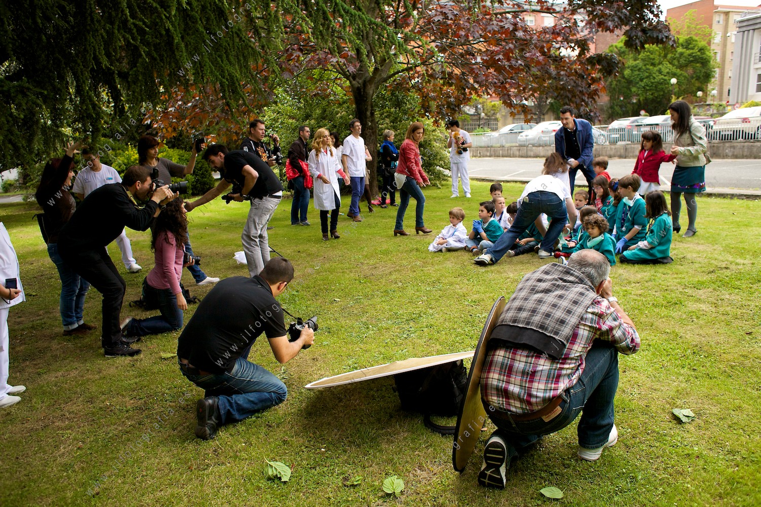 La asociación de fotografía Denbora realizando un reportaje de retrato con familias que ayudan para recaudar fondos por la enfermedad de Sanfilippo