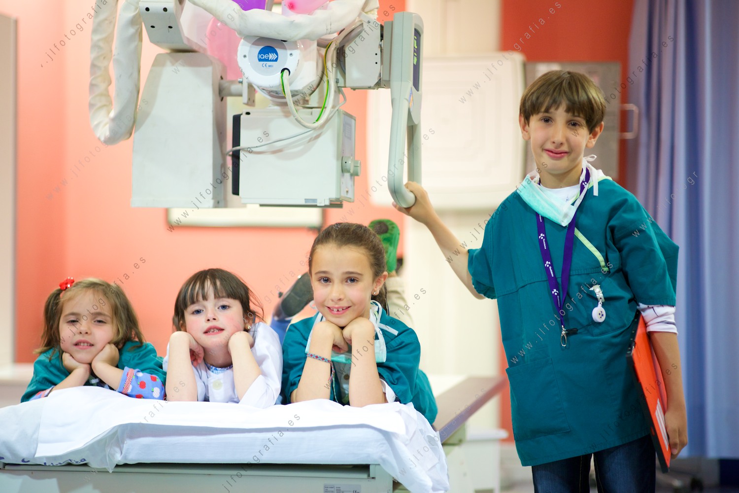 retrato de niños en la sala de rayos, posando para la fotografía del calendario solidario por la enfermedad de Sanfilippo 