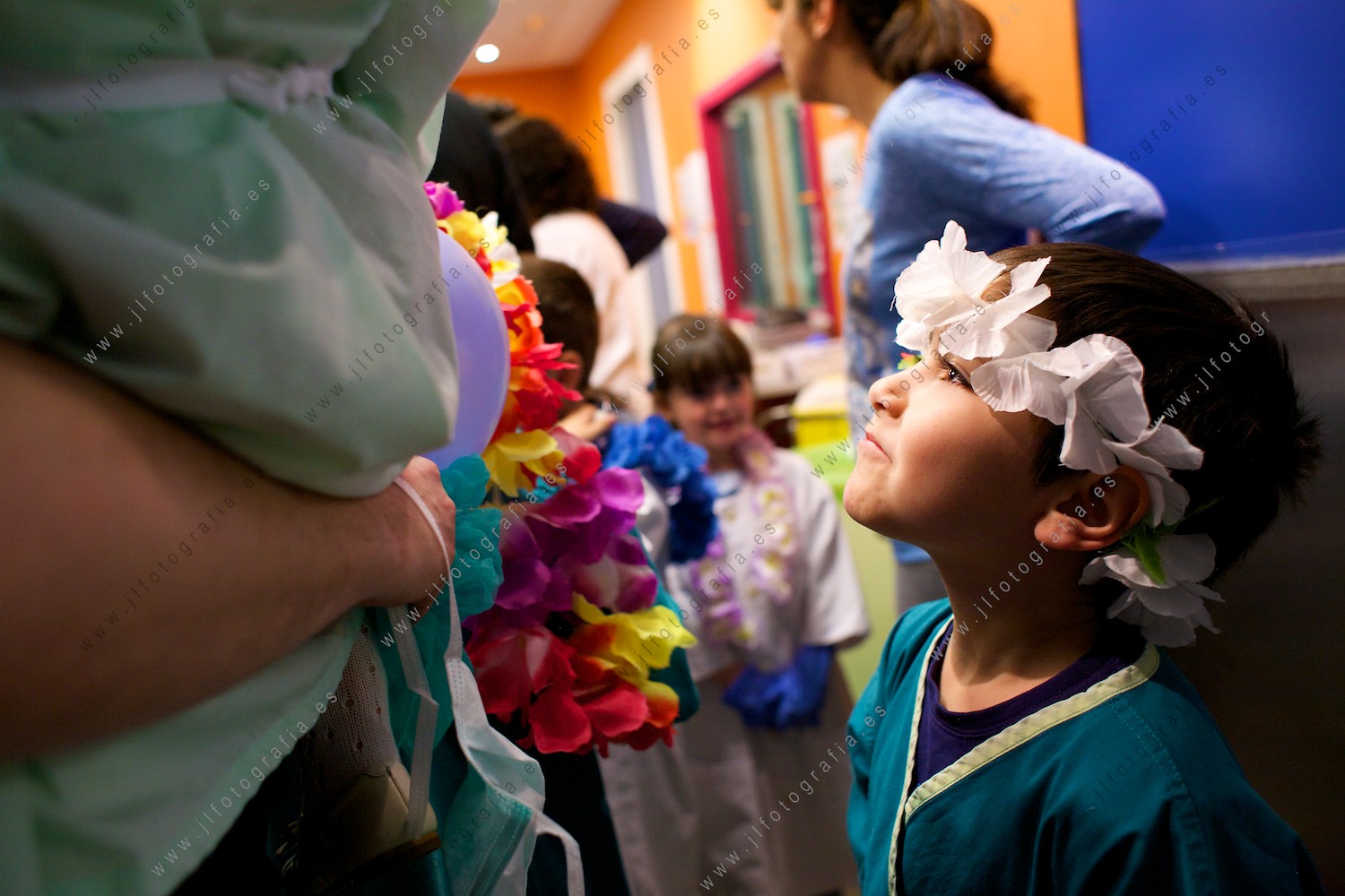 Un niño, vestido de médico mira a su padre, mientras se prepara la sesión fotográfica del calendario solidario por la enfermedad de Sanfilippo