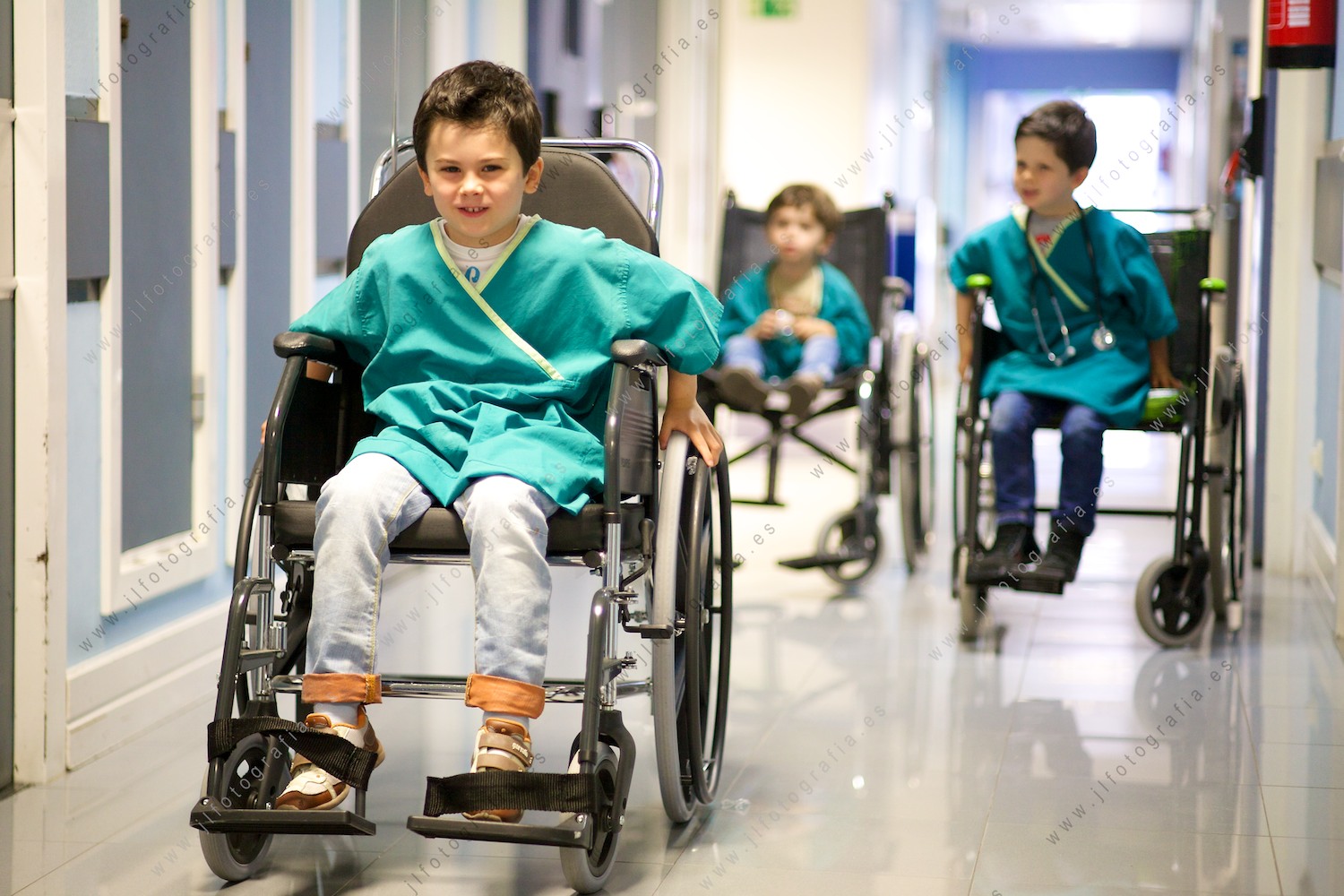 Niños posando para la sesión fotográfica del calendario solidario por la enfermedad de Sanfilippo, sentados en sillas de ruedas en el hospital de San Eloy