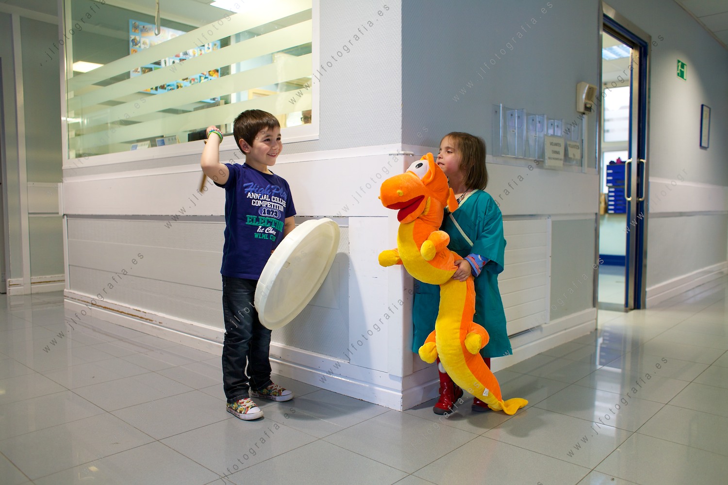 Dos niños durante la realización de fotografías del calendario solidario por la enfermedad de Sanfilippo en el pasillo del hospital de San Eloy