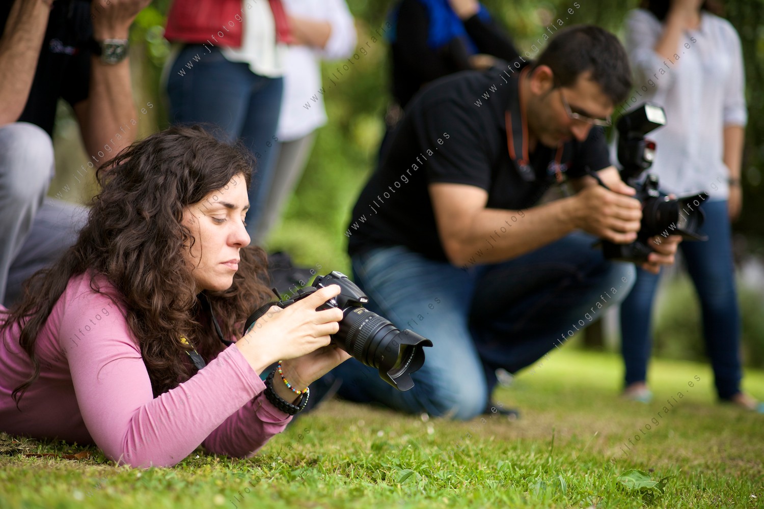 fotógrafos de la asociación de fotografía Denbora, con sus cámaras revisan las fotos que han hecho